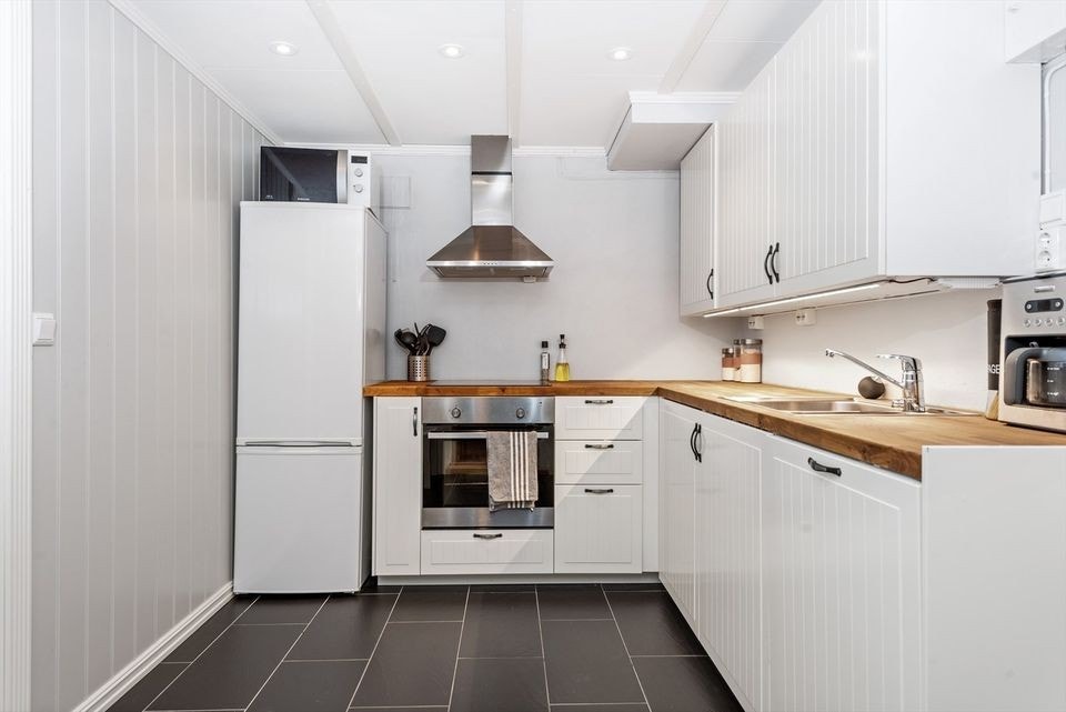 Kjøkken med god plass til oppbevaring (2014) Galleribilde