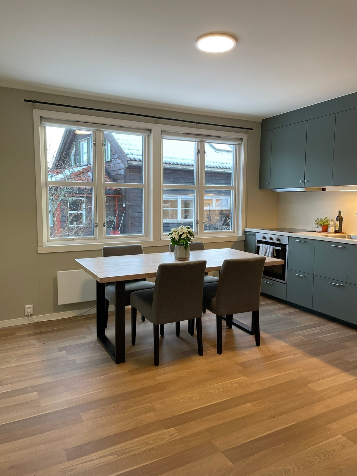 Stort, nyoppusset kjøkken ink kjøl/frys og oppvaskmaskin Galleribilde