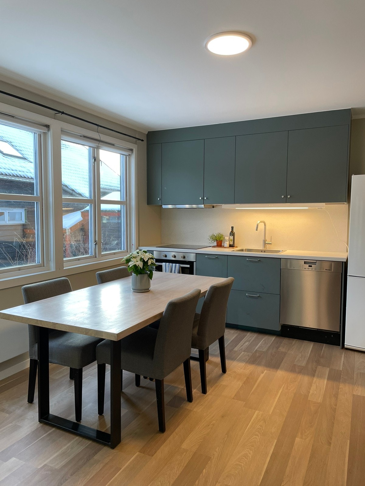 Stort, nyoppusset kjøkken ink kjøl/frys og oppvaskmaskin Galleribilde