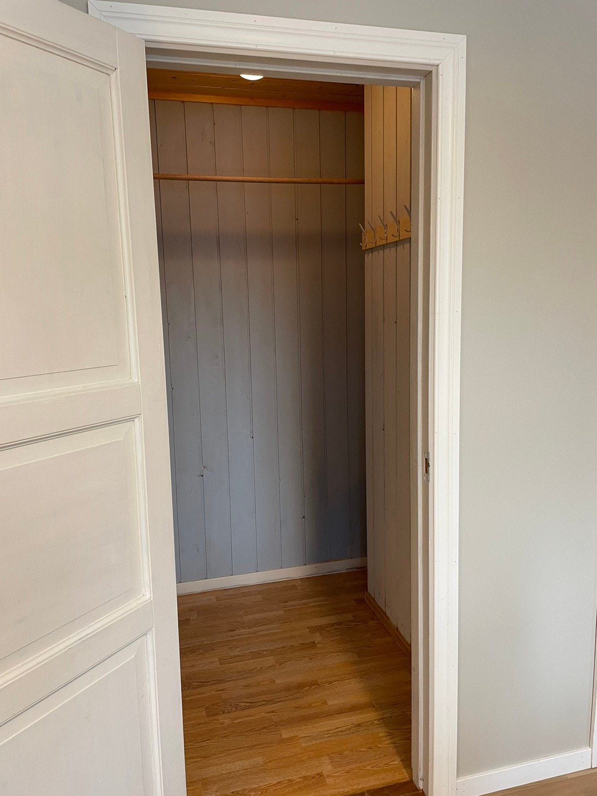 Innvendig bod med god lagringsplass Galleribilde