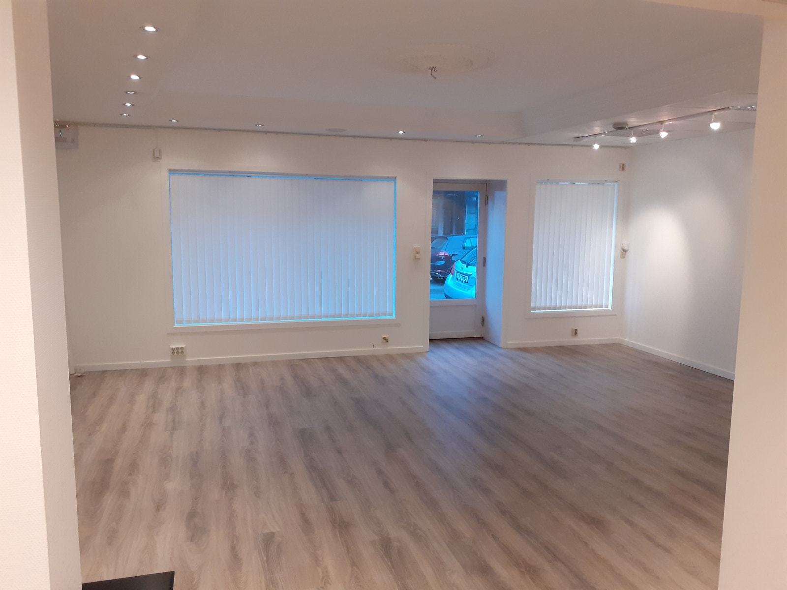 Ytre del av lokalet, med inngang fra gateplan. Galleribilde
