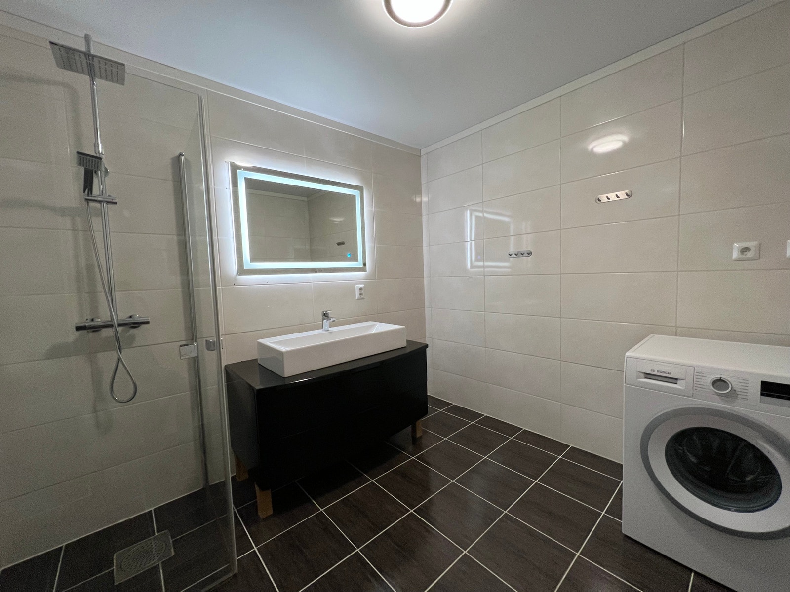 Flislagt bad inkl. vaskemaskin. Galleribilde