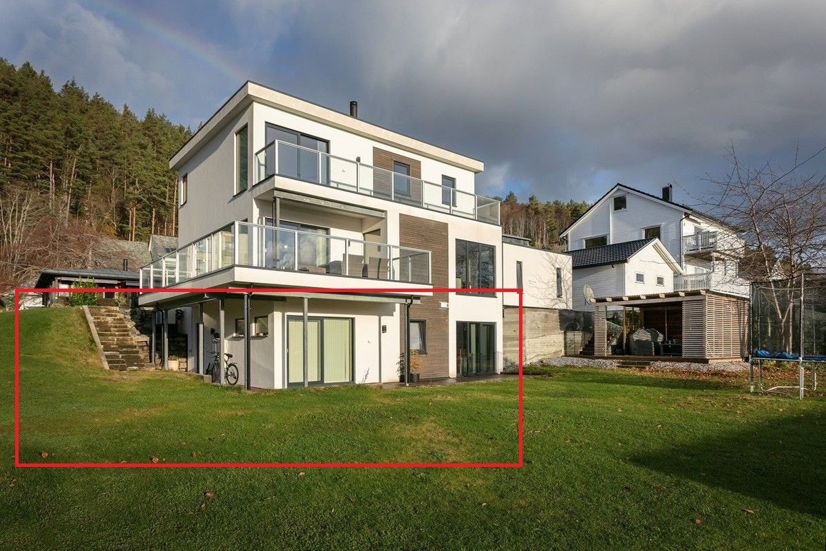 Fasade. Leilighet på bakkeplan, markert rødt. Galleribilde