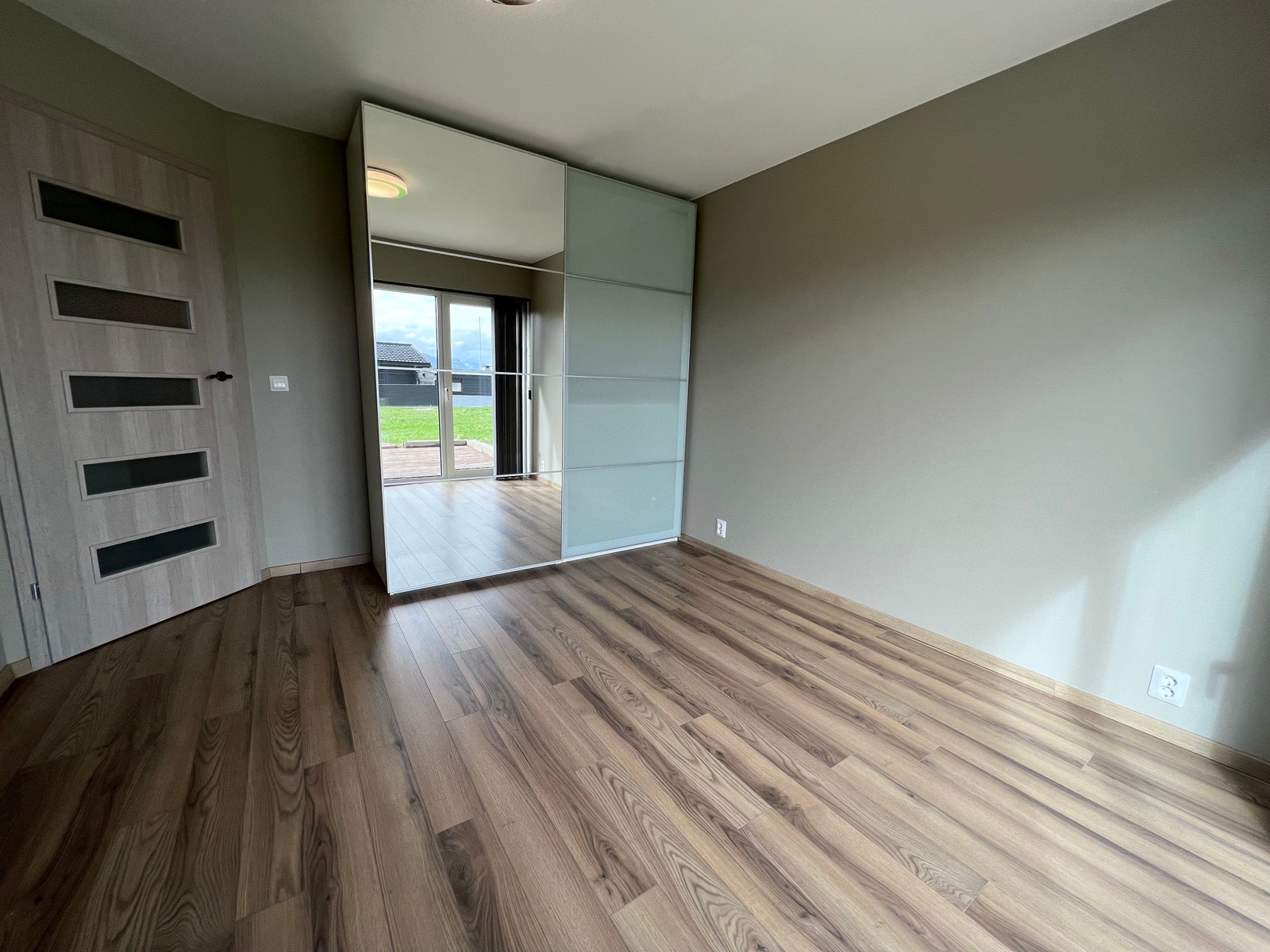 Hovedsoverom inkl. skyvedørsgarderobe. Galleribilde