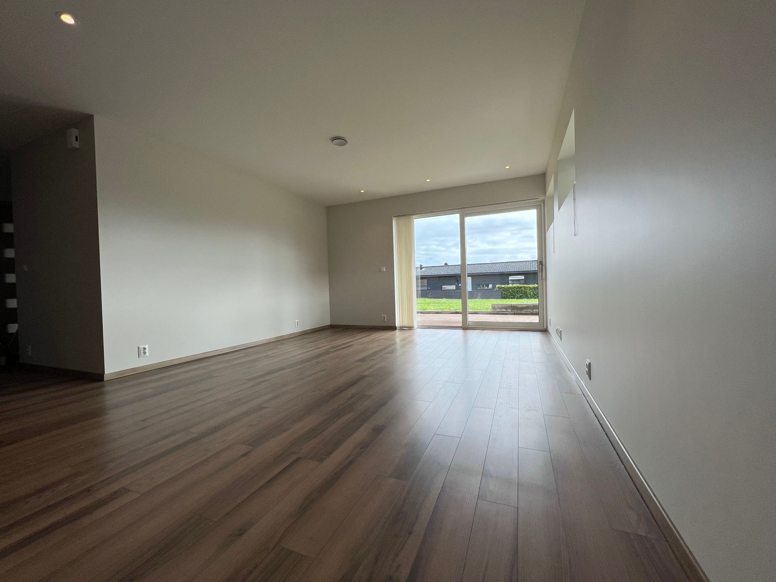 Fra entre mot stue. Stor og lys stue. Galleribilde