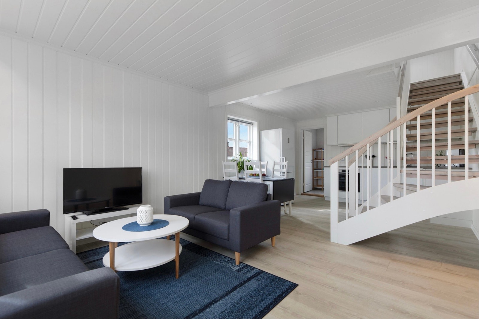 Romslig stue/kjøkken område Galleribilde