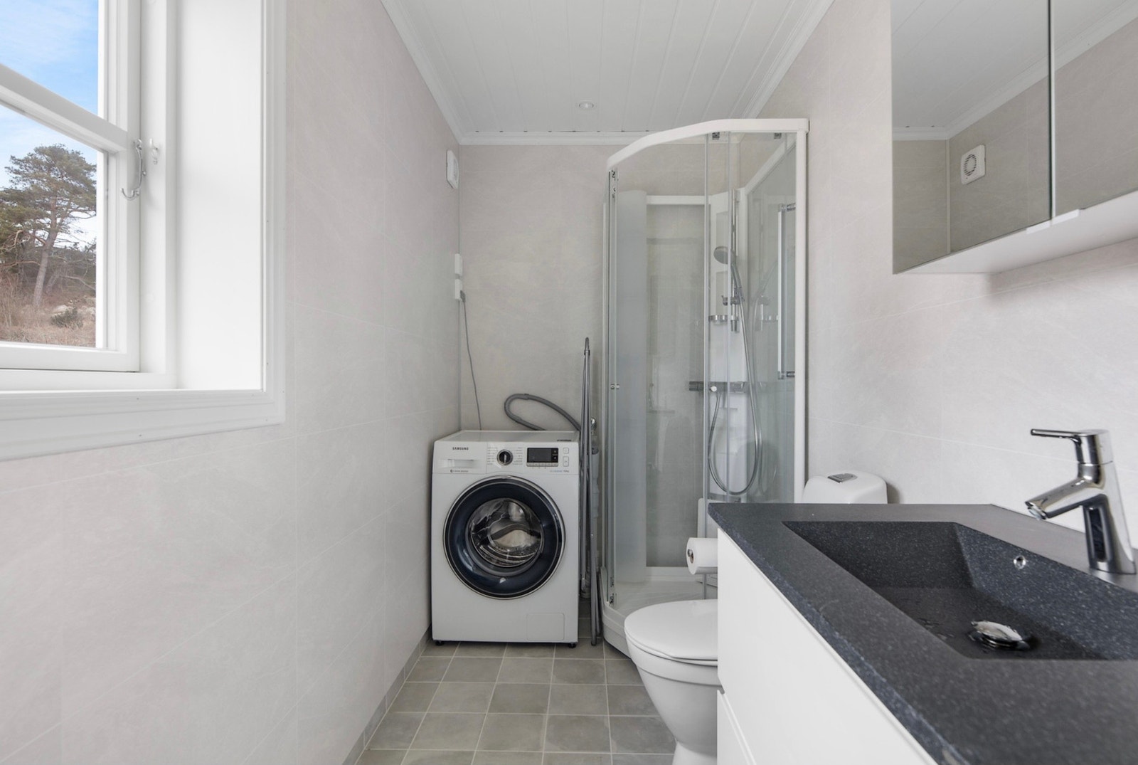 Romslig bad med vaskemaskin Galleribilde