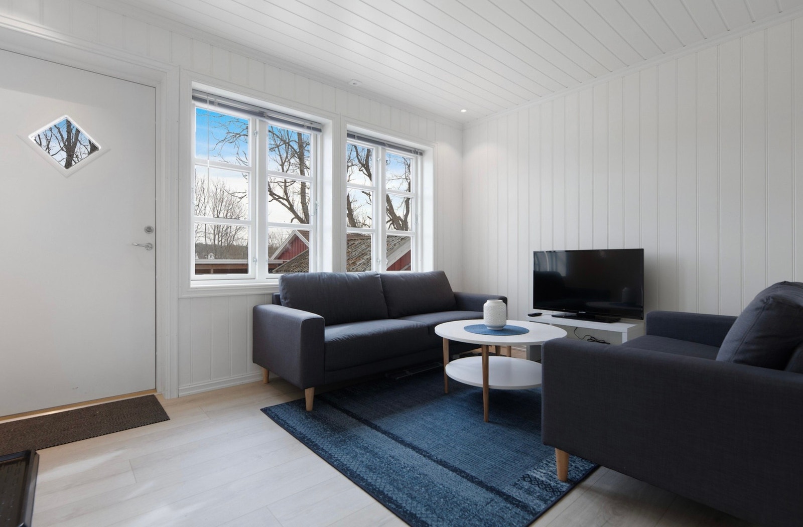 Stuedel med TV/AppleTV og internett Galleribilde