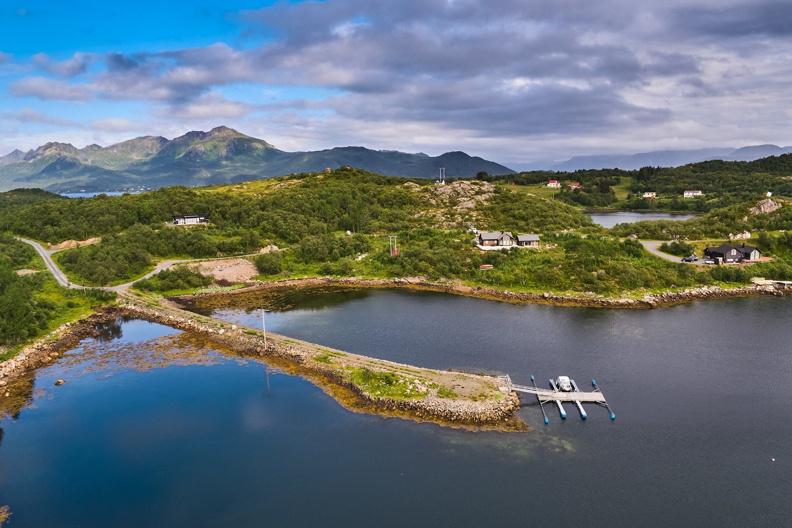 Ca 10 km til kommunesenteret på Straume og hvor det er butikker og bensinstasjon. Ca 60 km til Sortland. Galleribilde