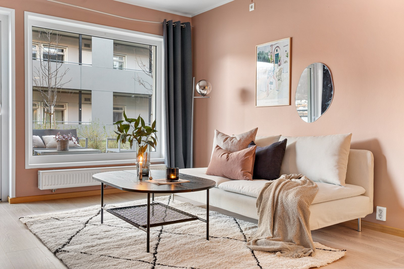 Leiligheten er fra 2016 og framstår moderne med fine farge- og materialvalg.