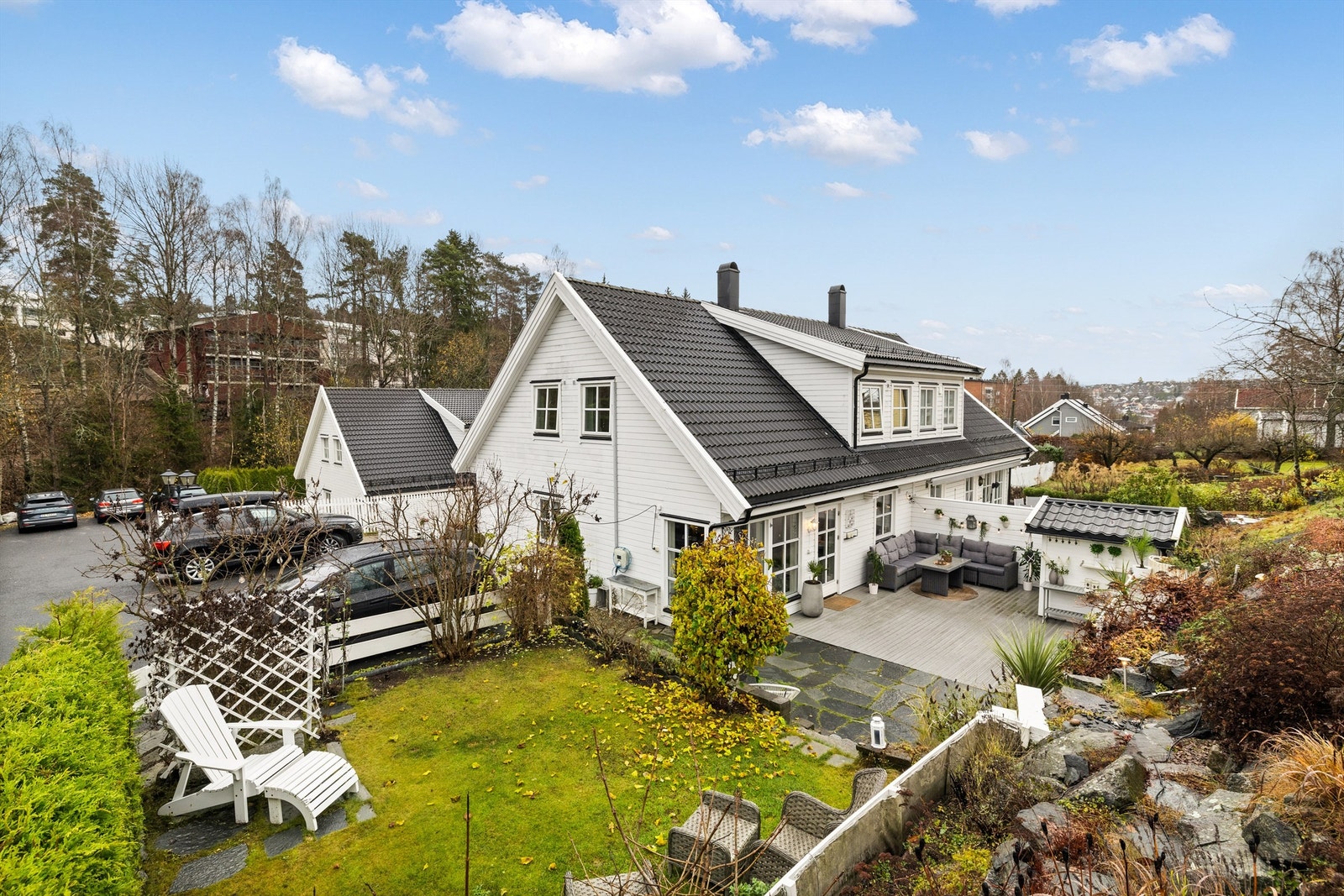 Kaptein Oppegaards vei 15B - Boligen har 2 parkeringsplasser og el. bil lader på husveggen Galleribilde