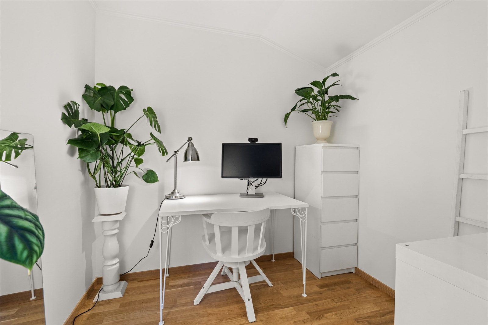 Omkledningsrom i tilknytning til soverom 1 (benyttes i dag som kontor) Galleribilde