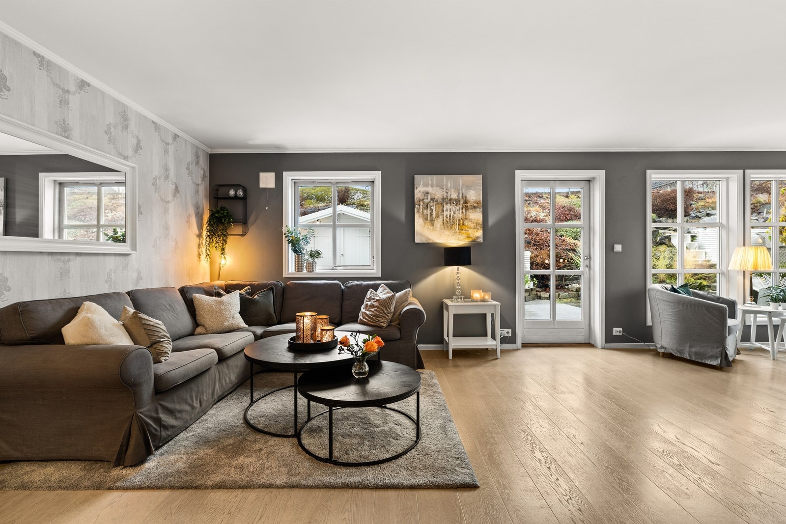 Stue med utgang til vestvendt terrasse og hage Galleribilde