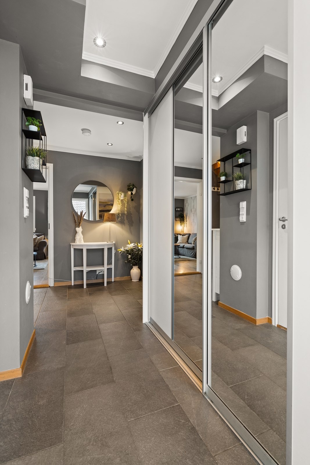 Entré med gulvvarme og skyvedørsgarderobe Galleribilde
