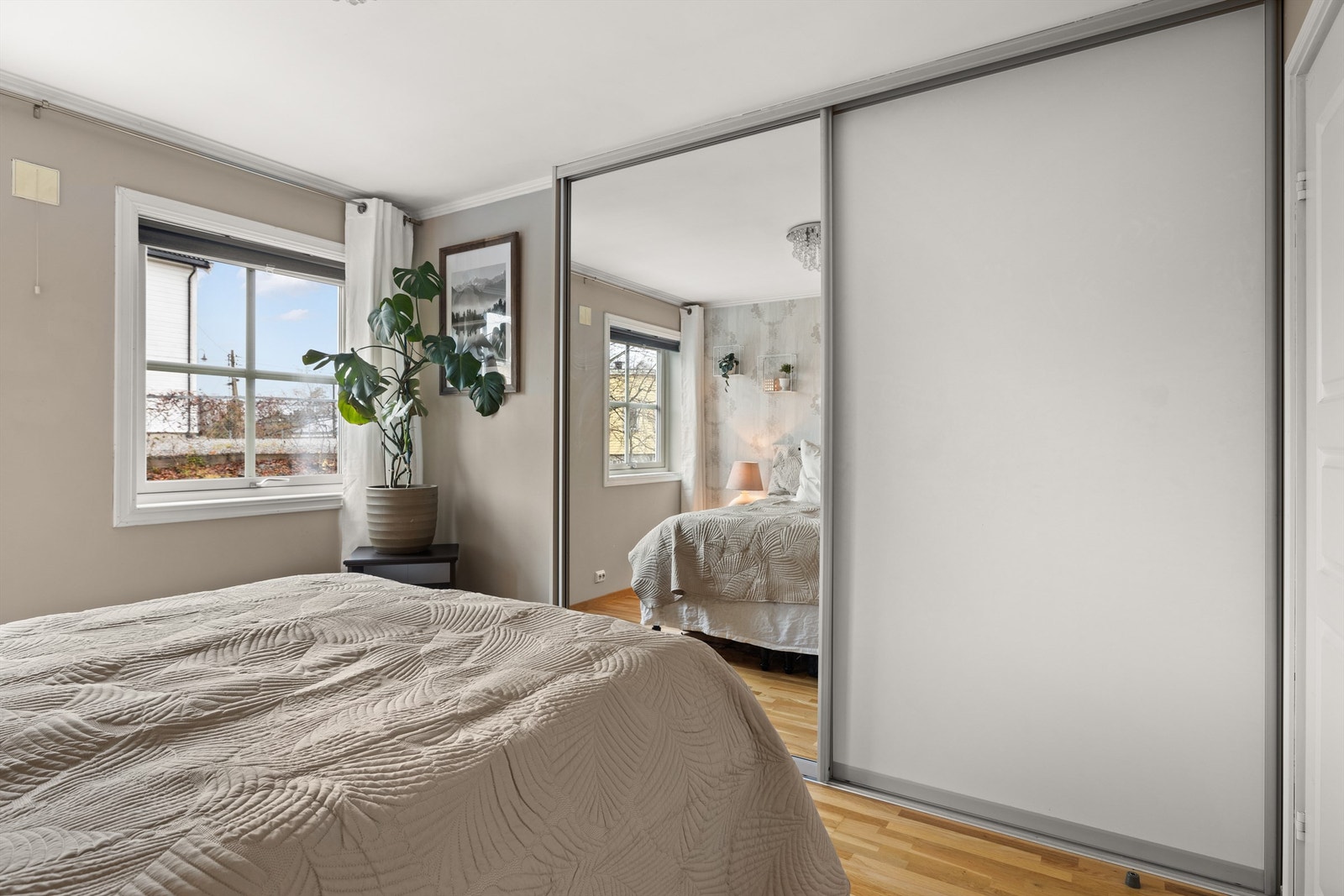 Soverom 2 med 2 separate skyvedørsgarderober Galleribilde