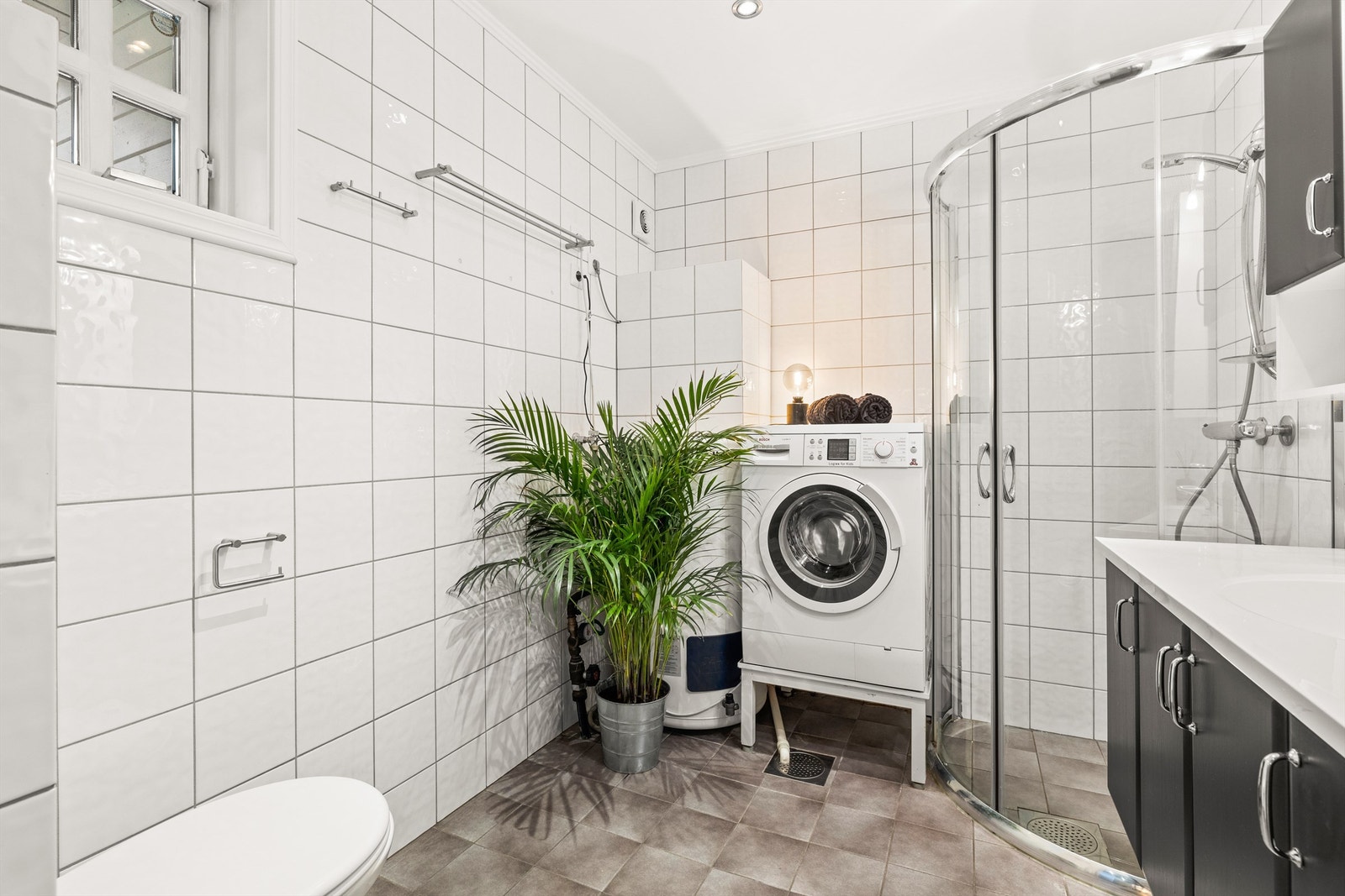 Bad i 1. etasje med gulvvarme. Opplegg for vaskemaskin Galleribilde