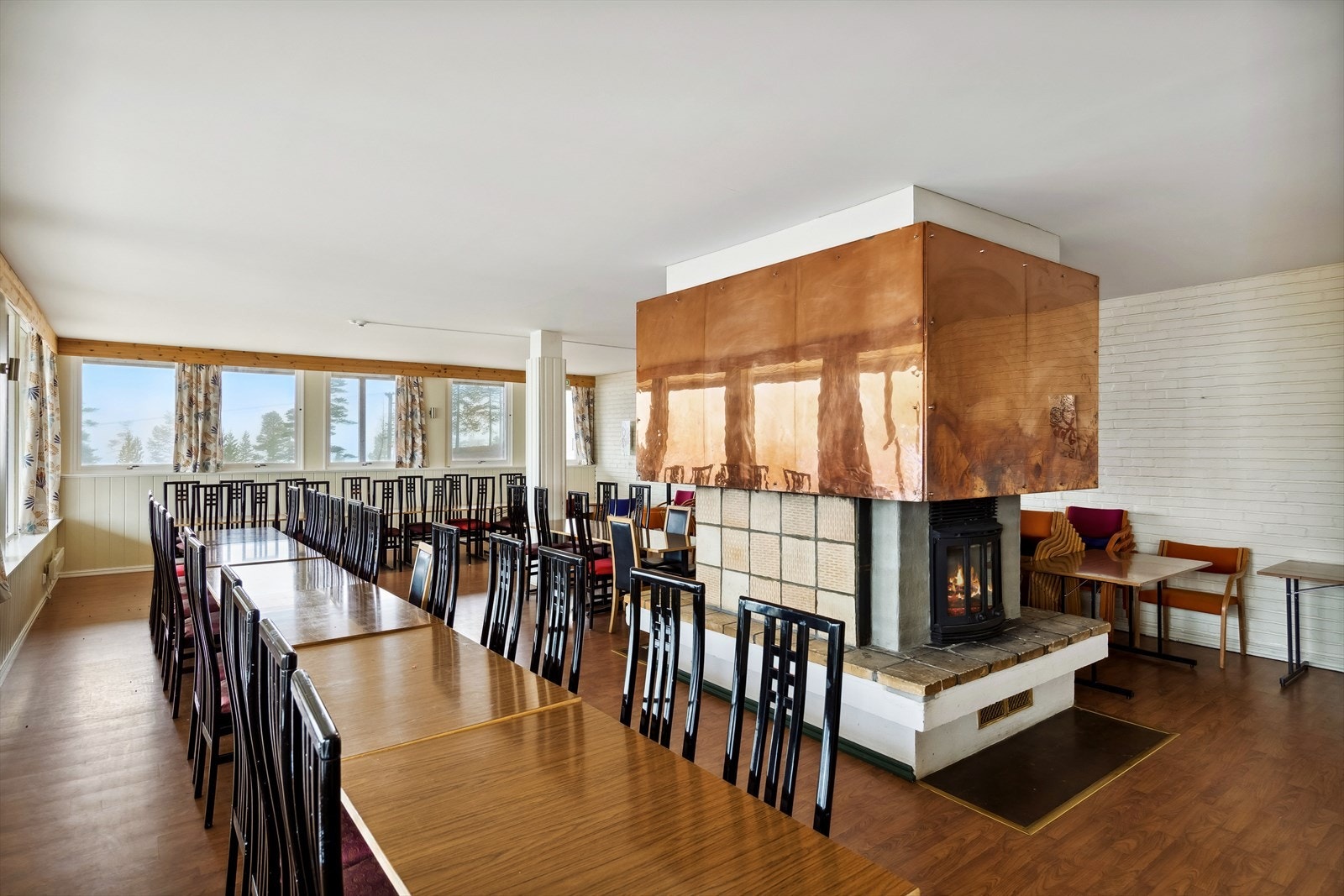 Peisestue med plass til usedvanlig mange Galleribilde