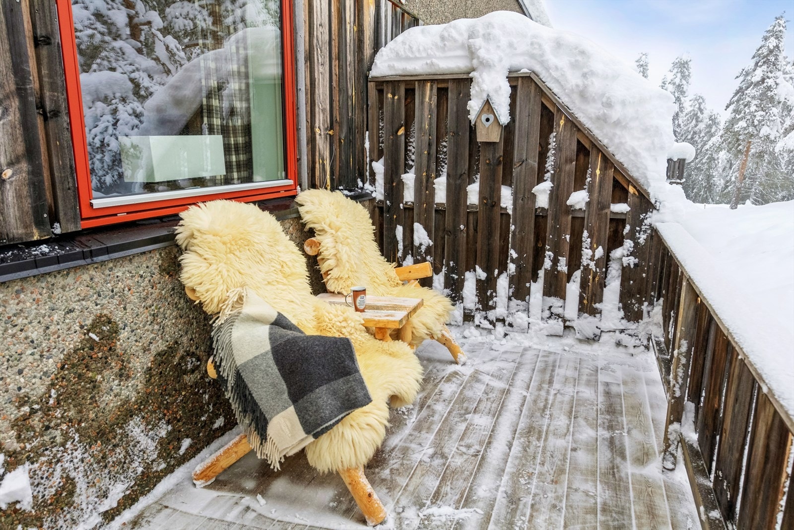 Romslig balkong med morgensol Galleribilde