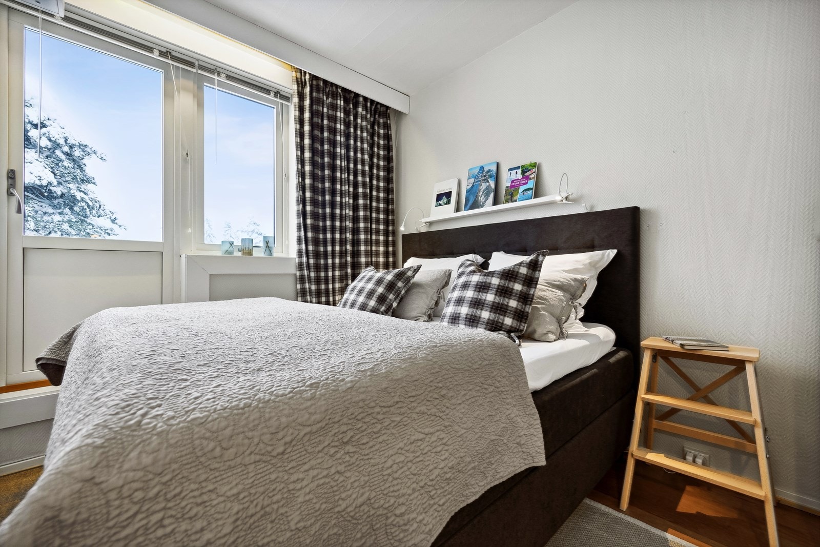 Et stort soverom med utgang til en romslig balkong. Galleribilde