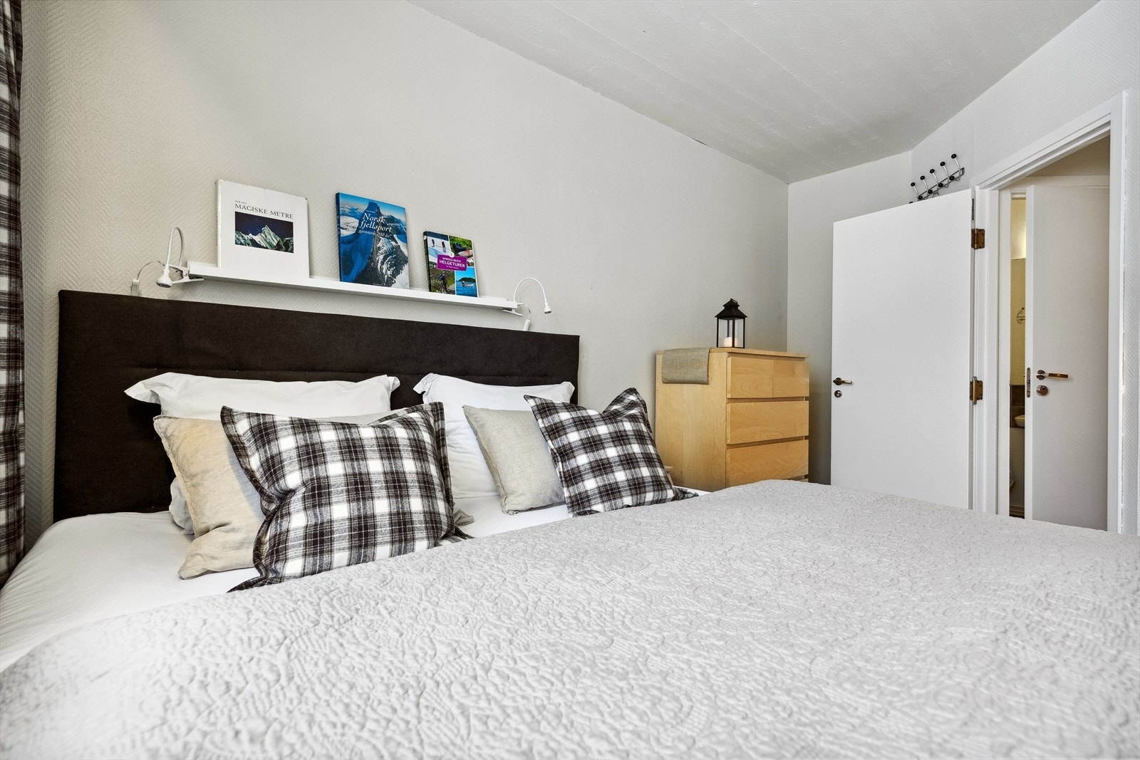 Her kan du ligge i senga og se på ekorna løpe oppover trærne Galleribilde