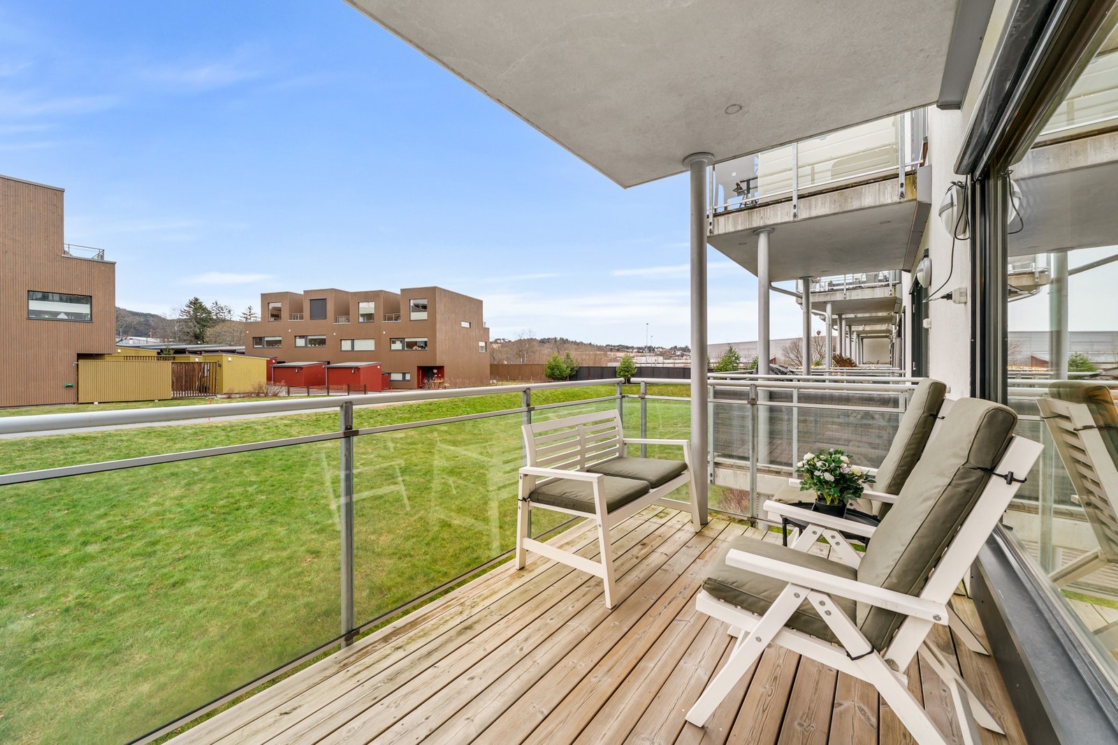 Med sørvestvendt beliggenhet nyter man glimrende solforhold fra ca. kl. 10:00 - 20:30 på sommerstid. Galleribilde