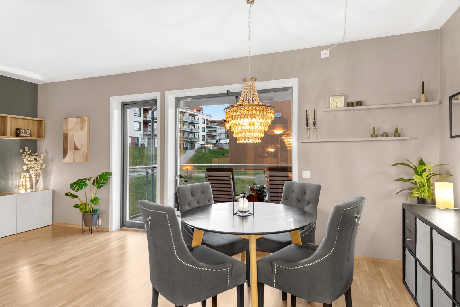 De store vindusflatene i kombinasjon med endebeliggenheten bidrar til en lett og luftig atmosfære. Galleribilde