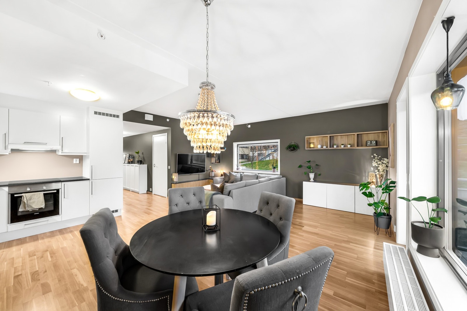 Med en praktisk planløsning får man god plass til spisemøblement. Galleribilde