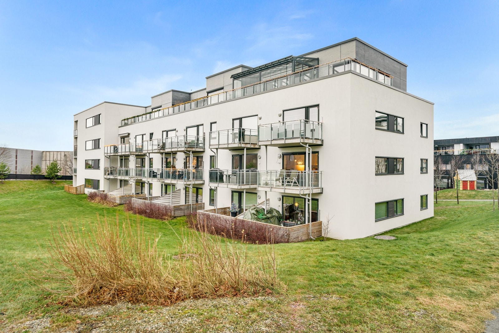 Fasade. Leiligheten ligger på enden i 2. etasje. Galleribilde