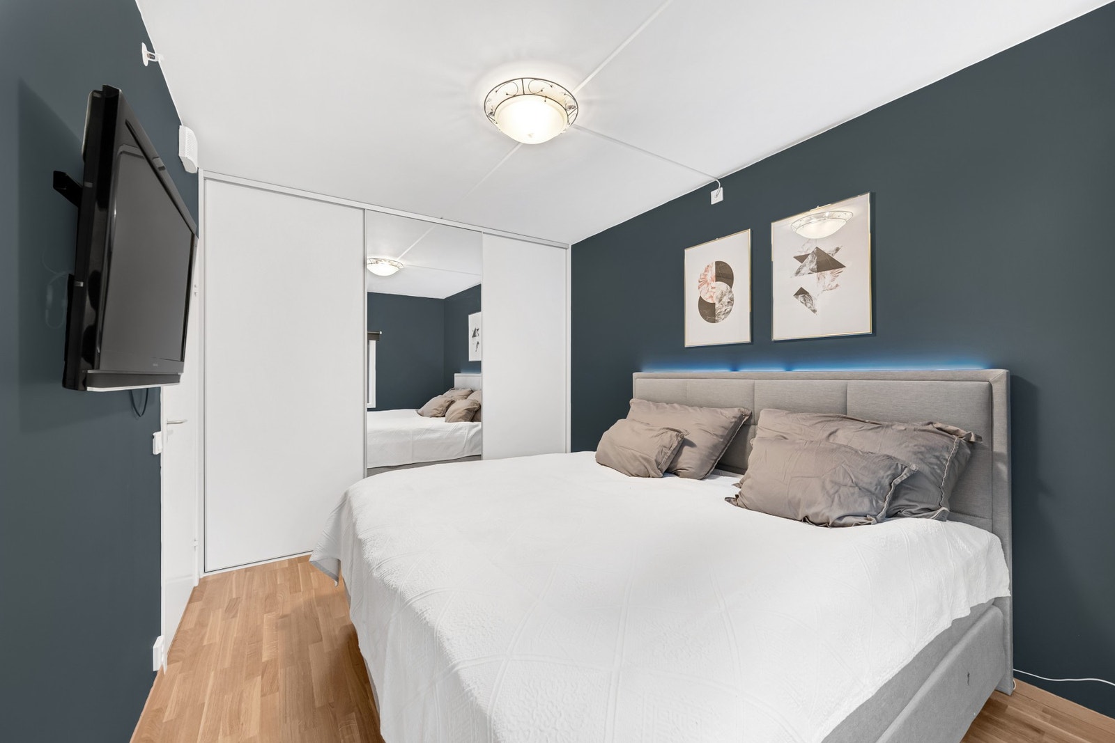 Hovedsoverommet er på hele 13 kvm og har en stor skyvedørsgarderobe. Galleribilde