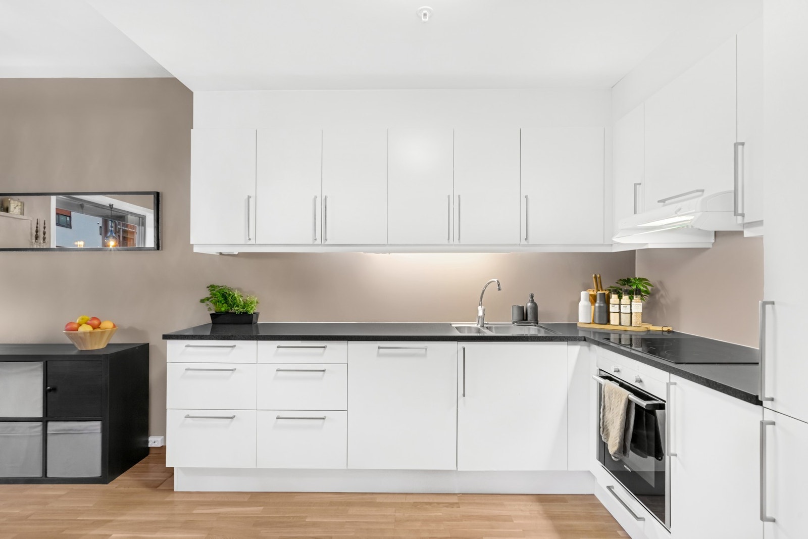 Godt med skap- og benkeplass. Galleribilde