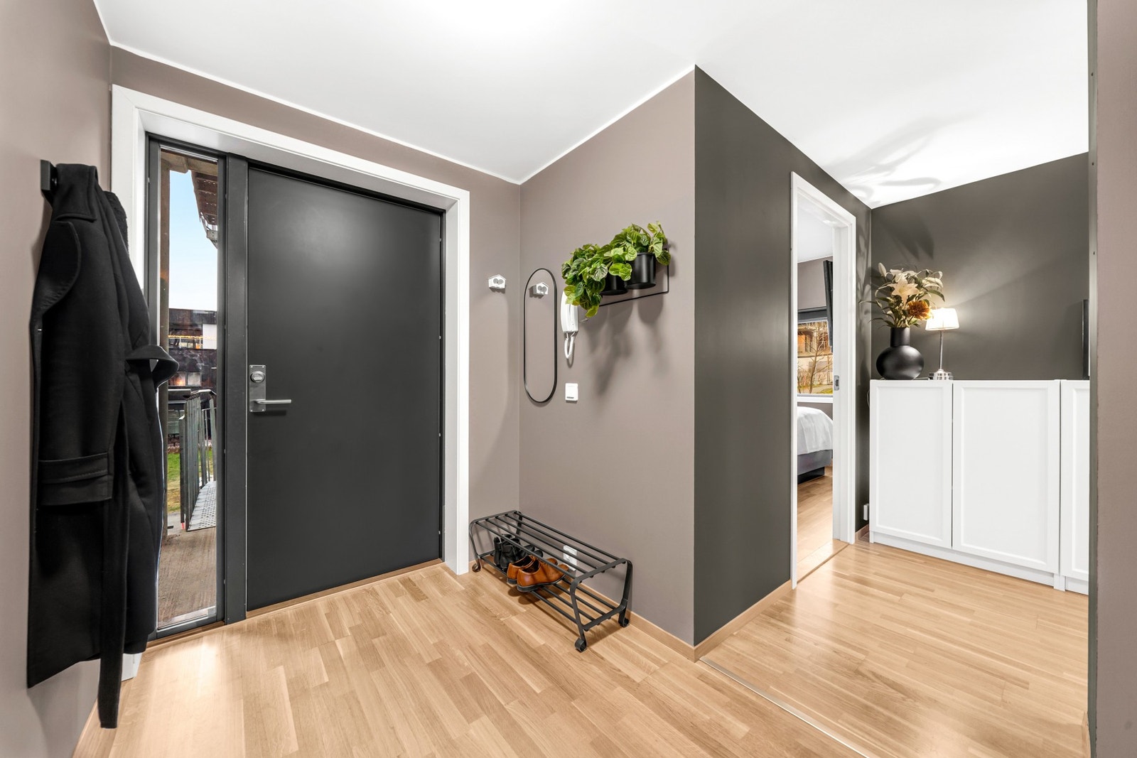 Leiligheten har en romslig entré med gode oppbevaringsmuligheter for sko og yttertøy. Galleribilde