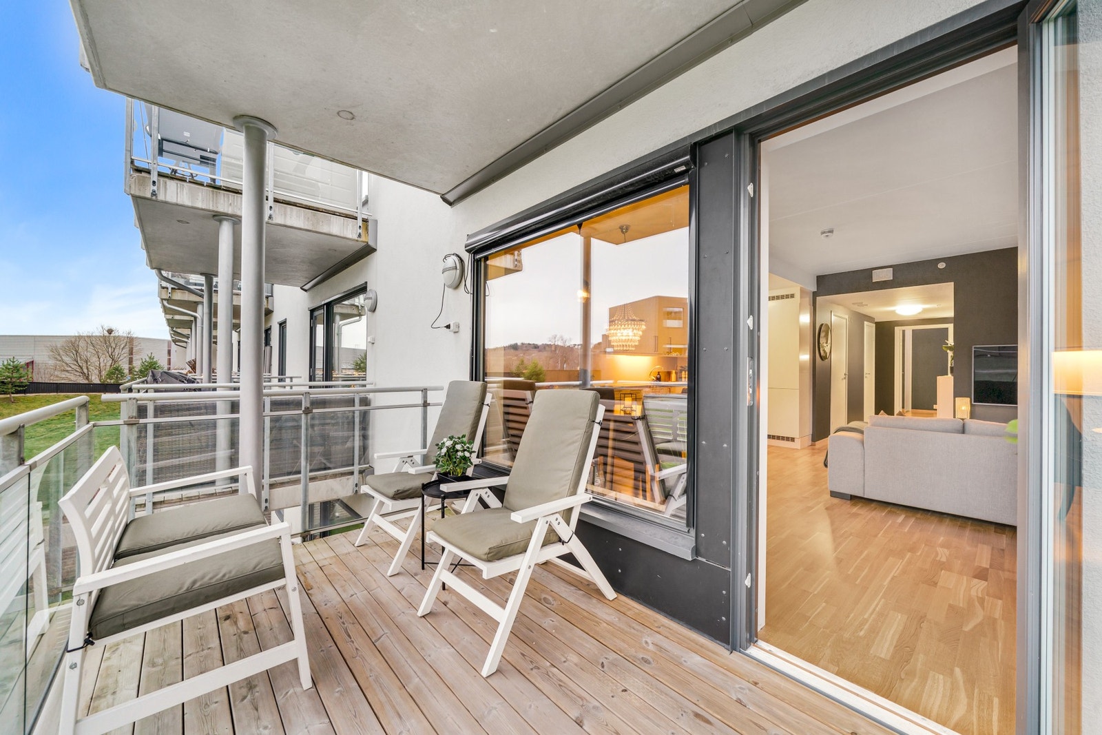 På finværsdager oppleves balkongen som en forlengelse av stua og her har man god plass til utemøblement. Elektrisk solskjerming/screens på vindu. Galleribilde