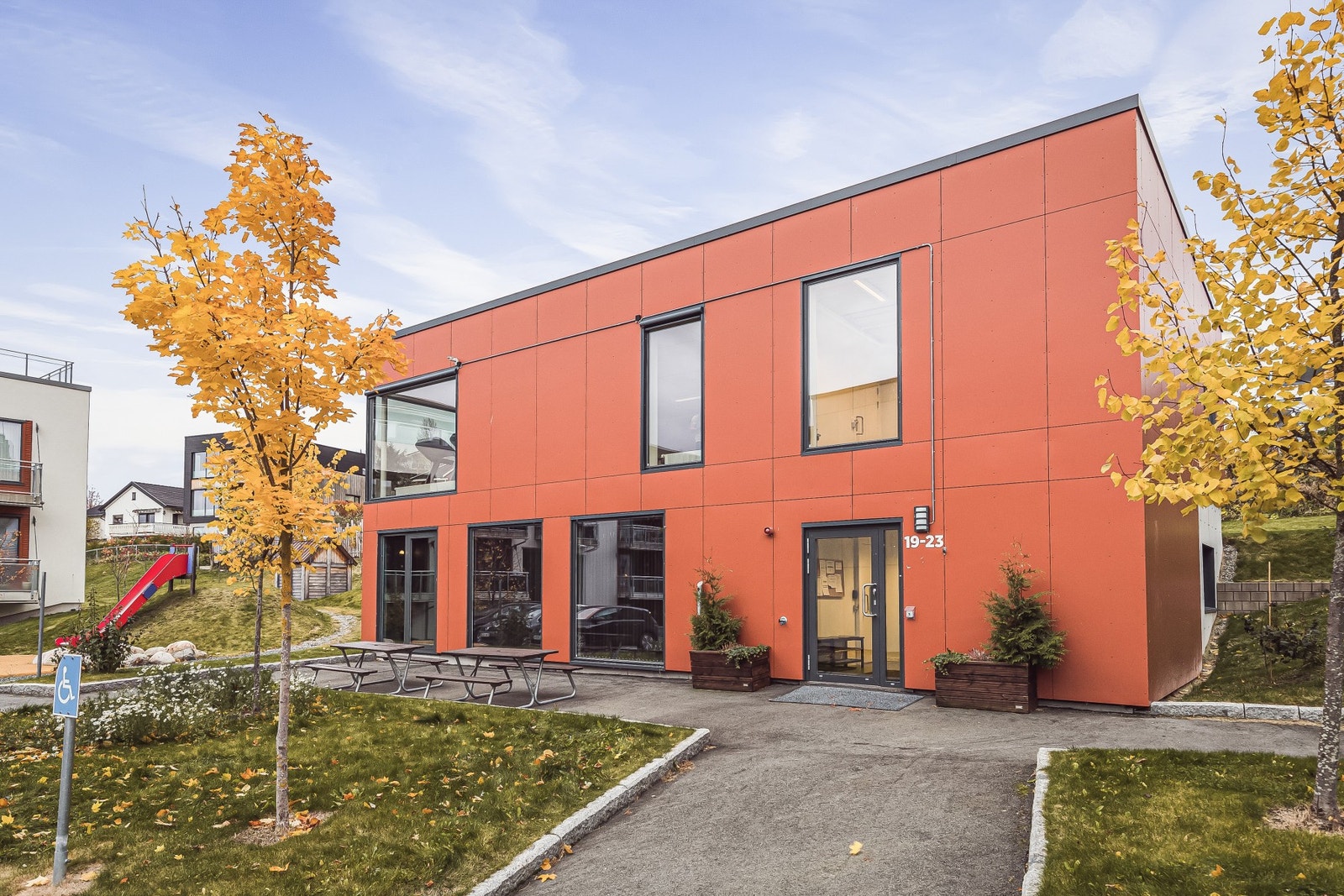 Prikken over i'en må sies å være grendahuset like ved. Her finnes det bl.a 2 hybler som besøkende kan leie. Galleribilde