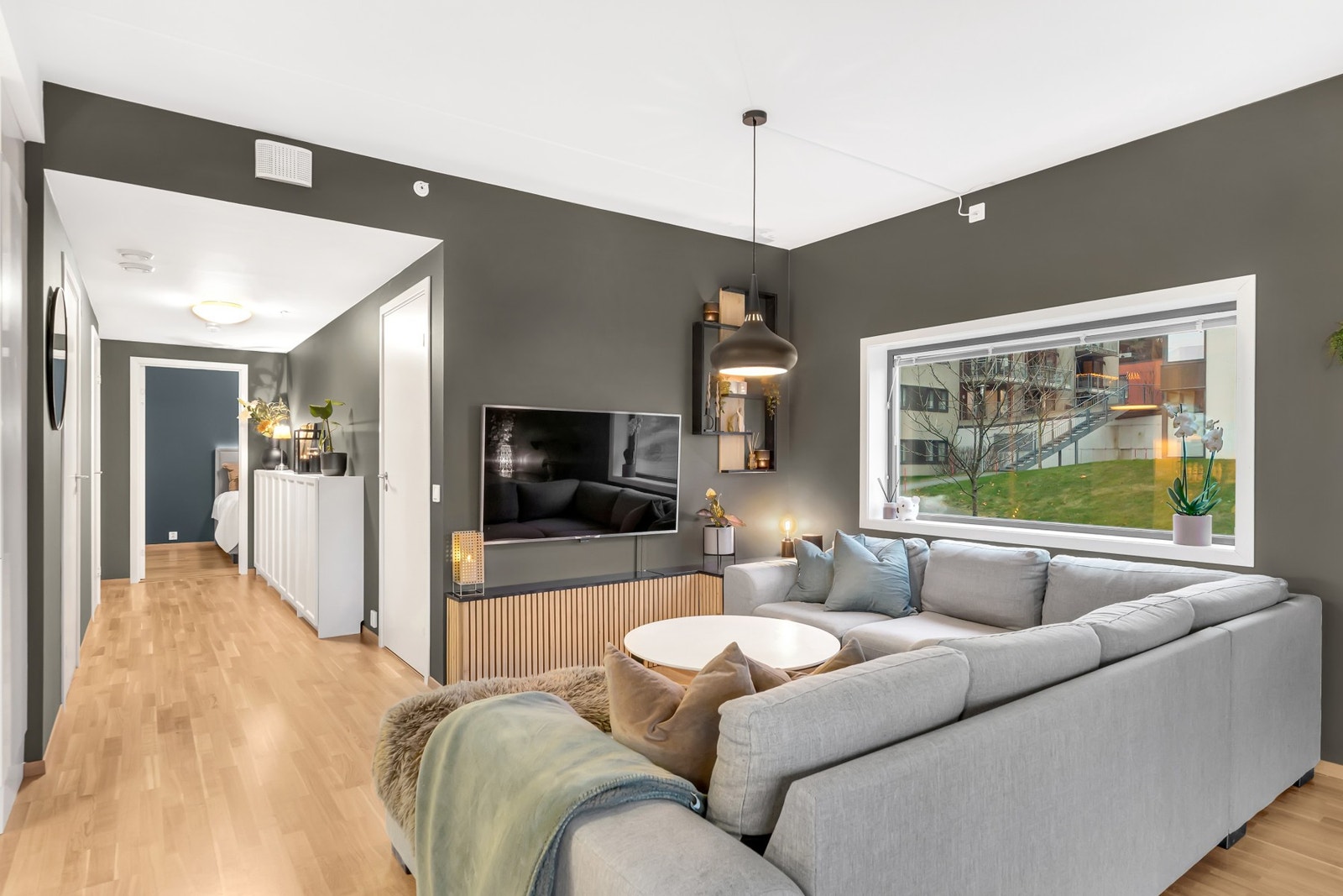 Leiligheten har den populære endebeliggenheten som gjør at man har ekstra vinduer på endevegg som bidrar til et bedre lysinnslipp. Galleribilde