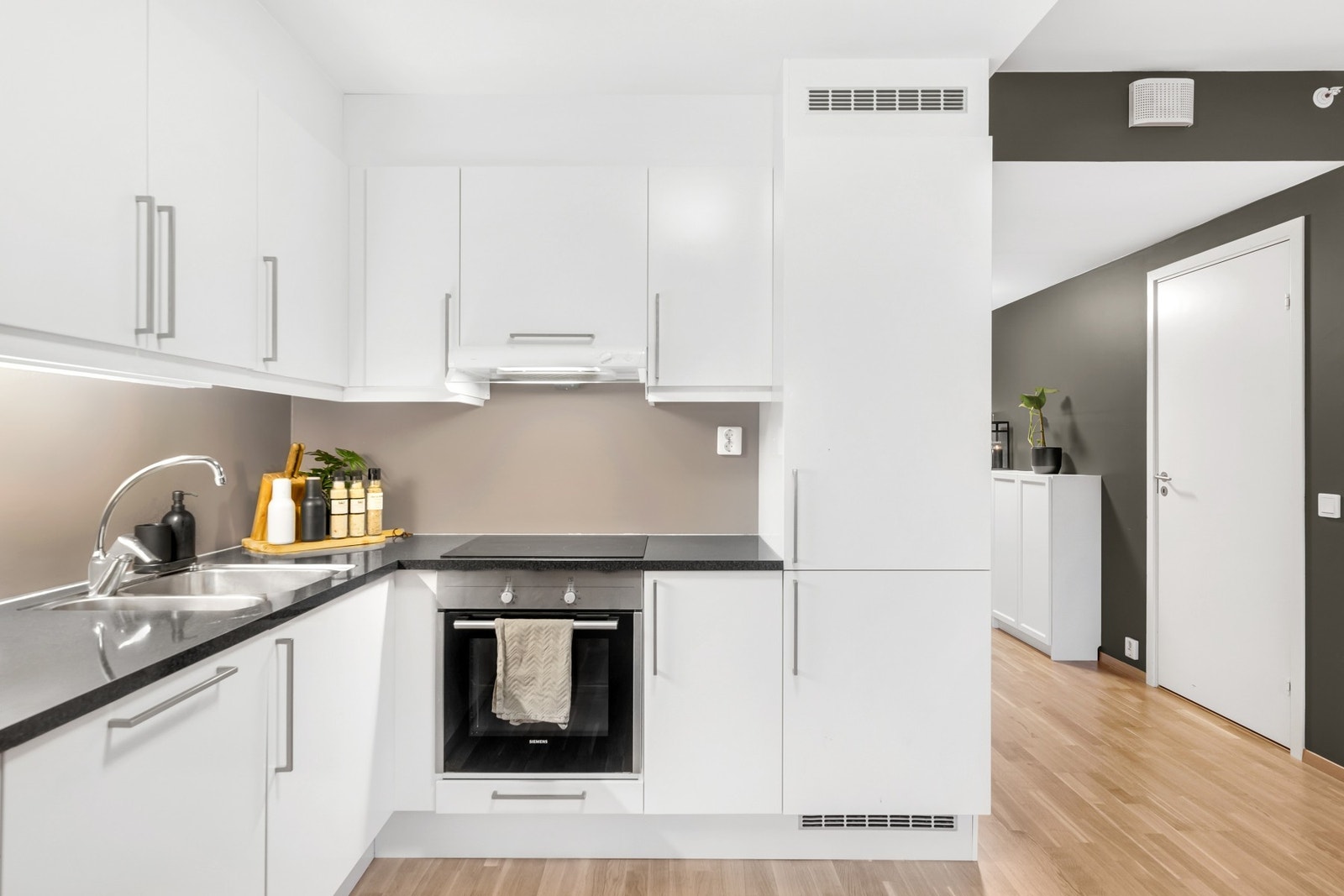 Kvalitetskjøkken fra HTH med integrerte hvitevarer som platetopp, stekeovn, oppvaskmaskin og kjøle/fryseskap. Galleribilde