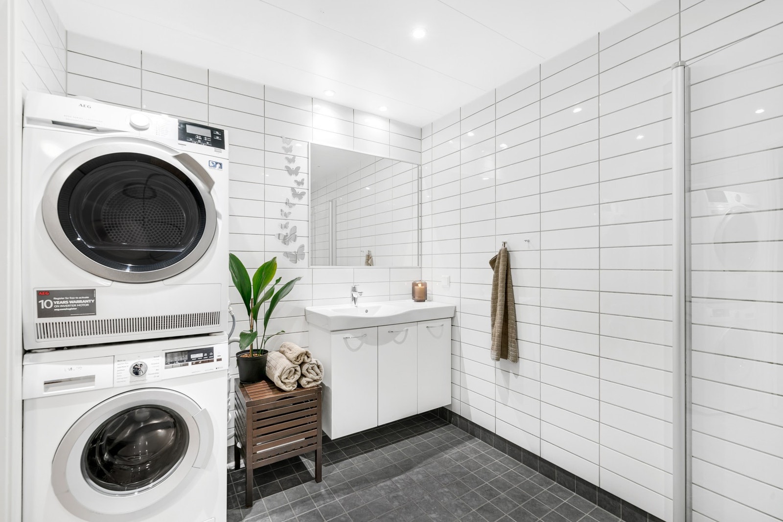 Badet er på ca. 5,3 kvm og er flislagt med varmekabler i gulv. Opplegg for vaskemaskin. Galleribilde