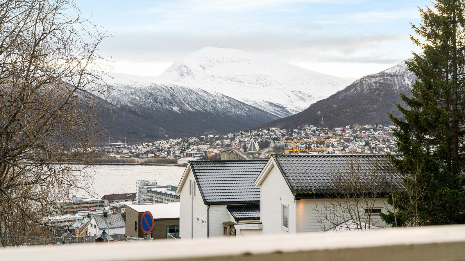 Flott utsikt mot fastlandet og Tromsdalstinden!