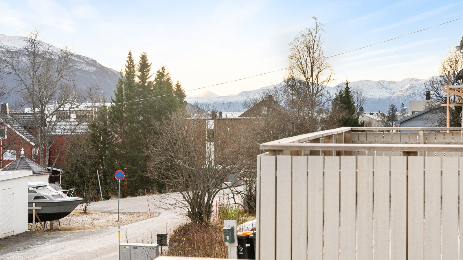 Boligen ligger ca. 10-15 minutters gange fra sentrum og like ved busstopp som har direkteforbindelse til bl.a. UiT/UNN og Jekta.