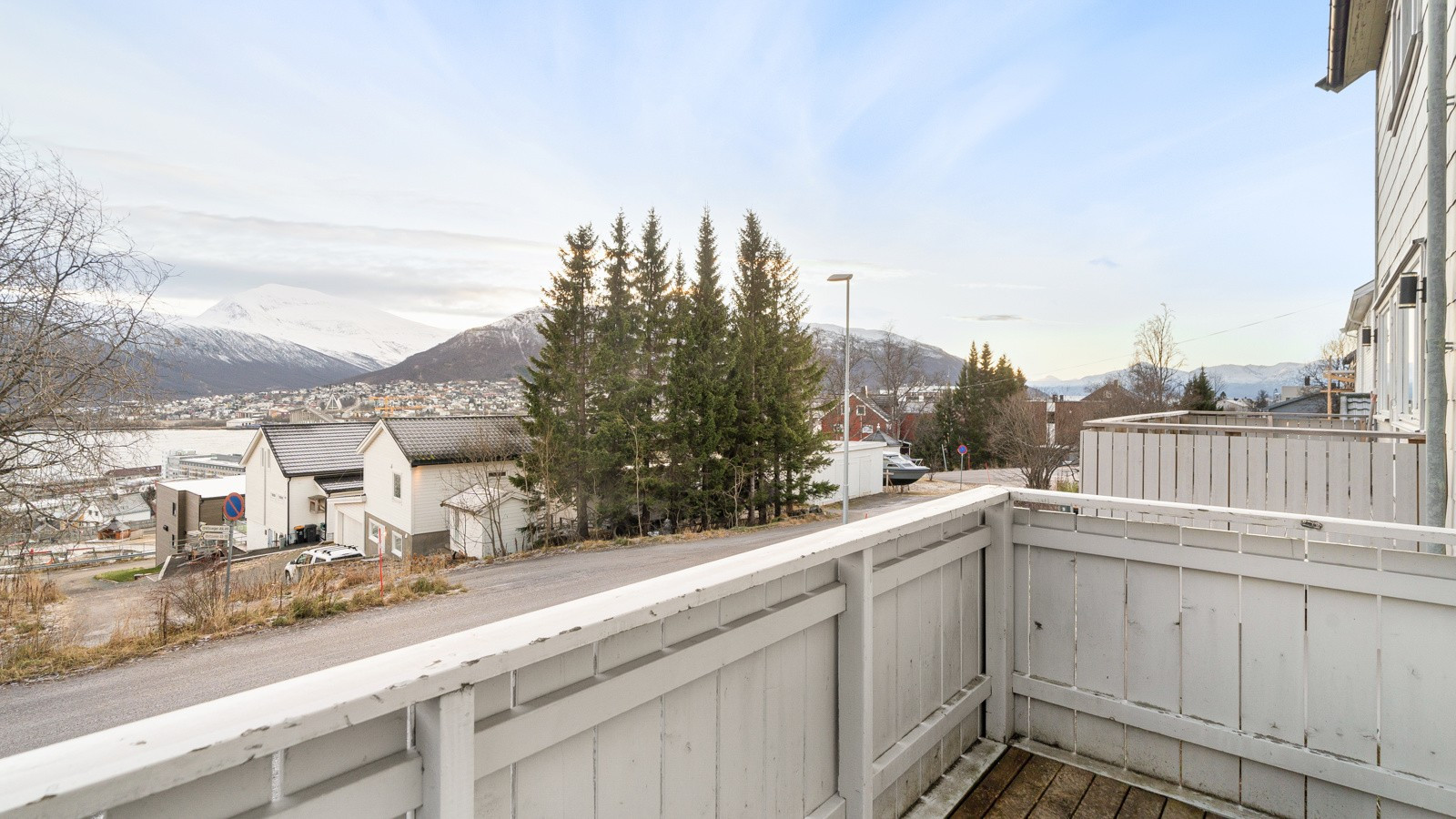 Fra stuen har du utgang til balkong med plass til utemøbler, grill og beplantning.
