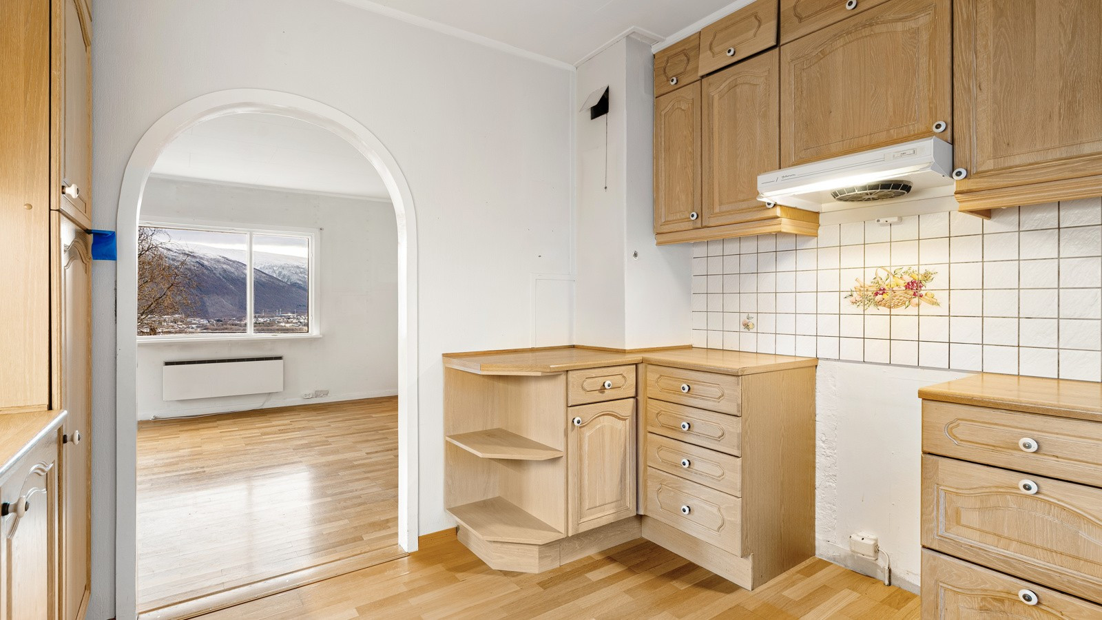 Boligen har en moderne planløsning med kjøkkenet i nærheten av stuen og legger til rette for det sosiale.