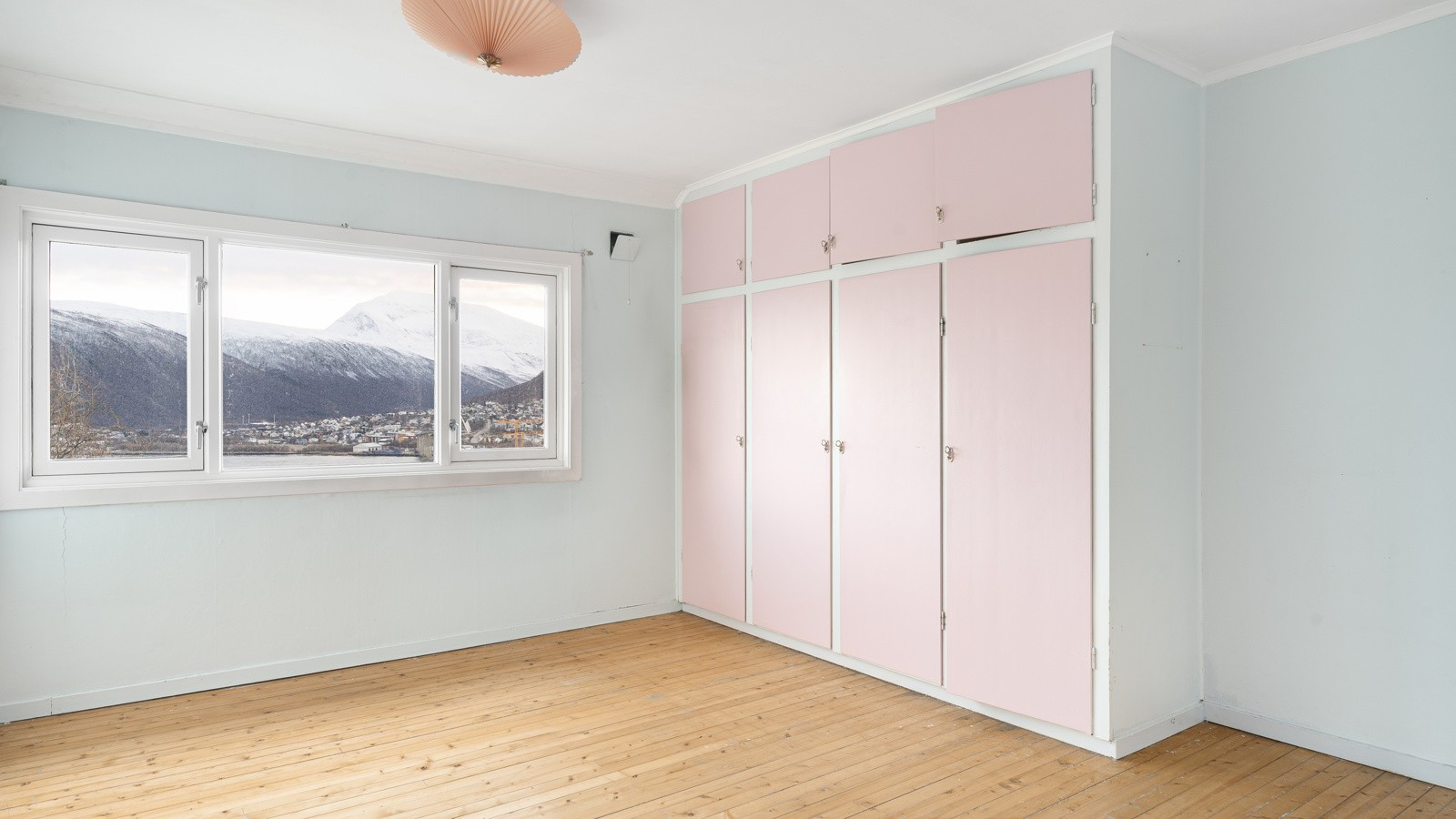 Romslig soverom med plass til stor seng og rikelig med klesoppbevaring!