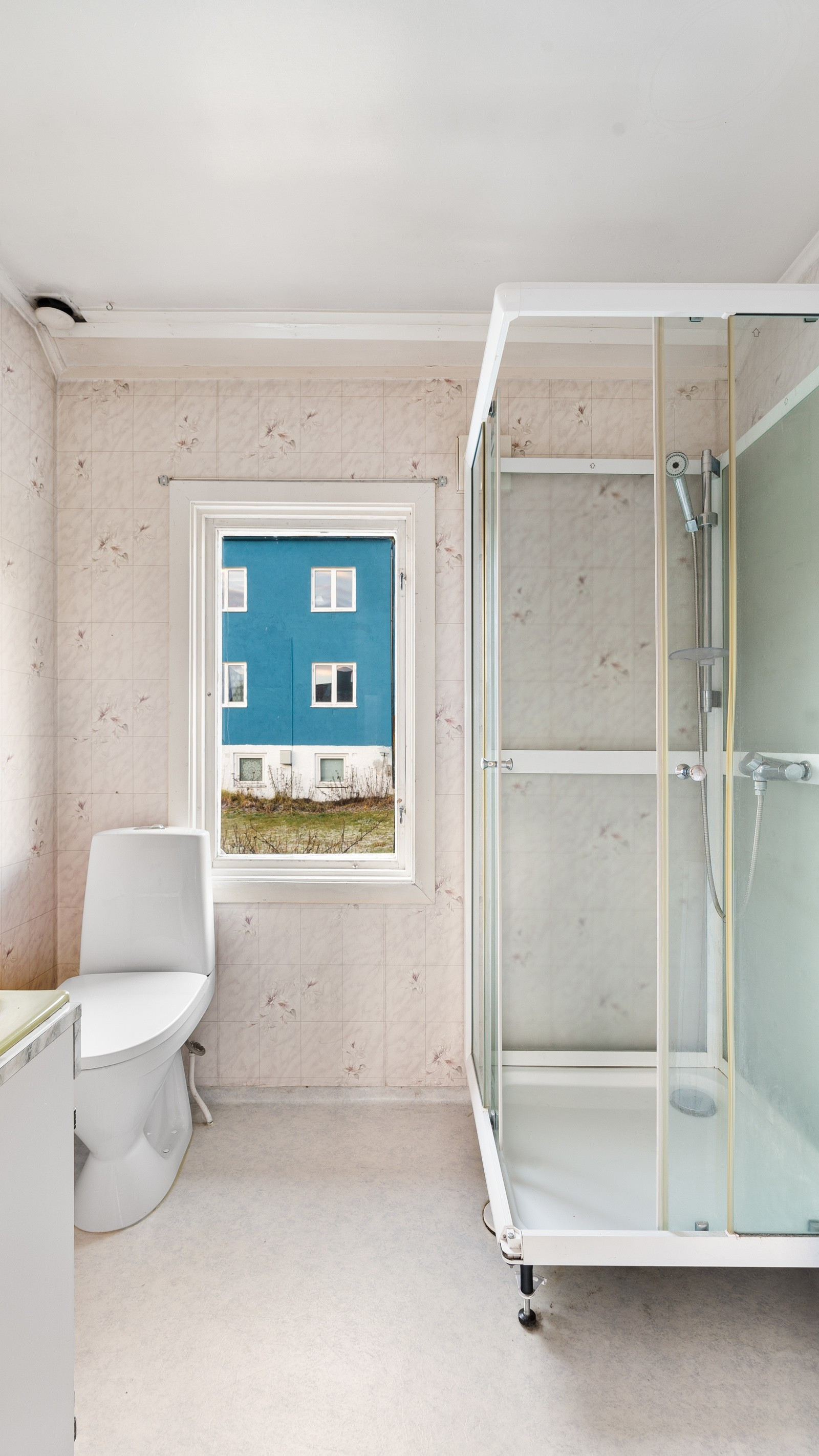 Badet er innredet med dusjkabinett.