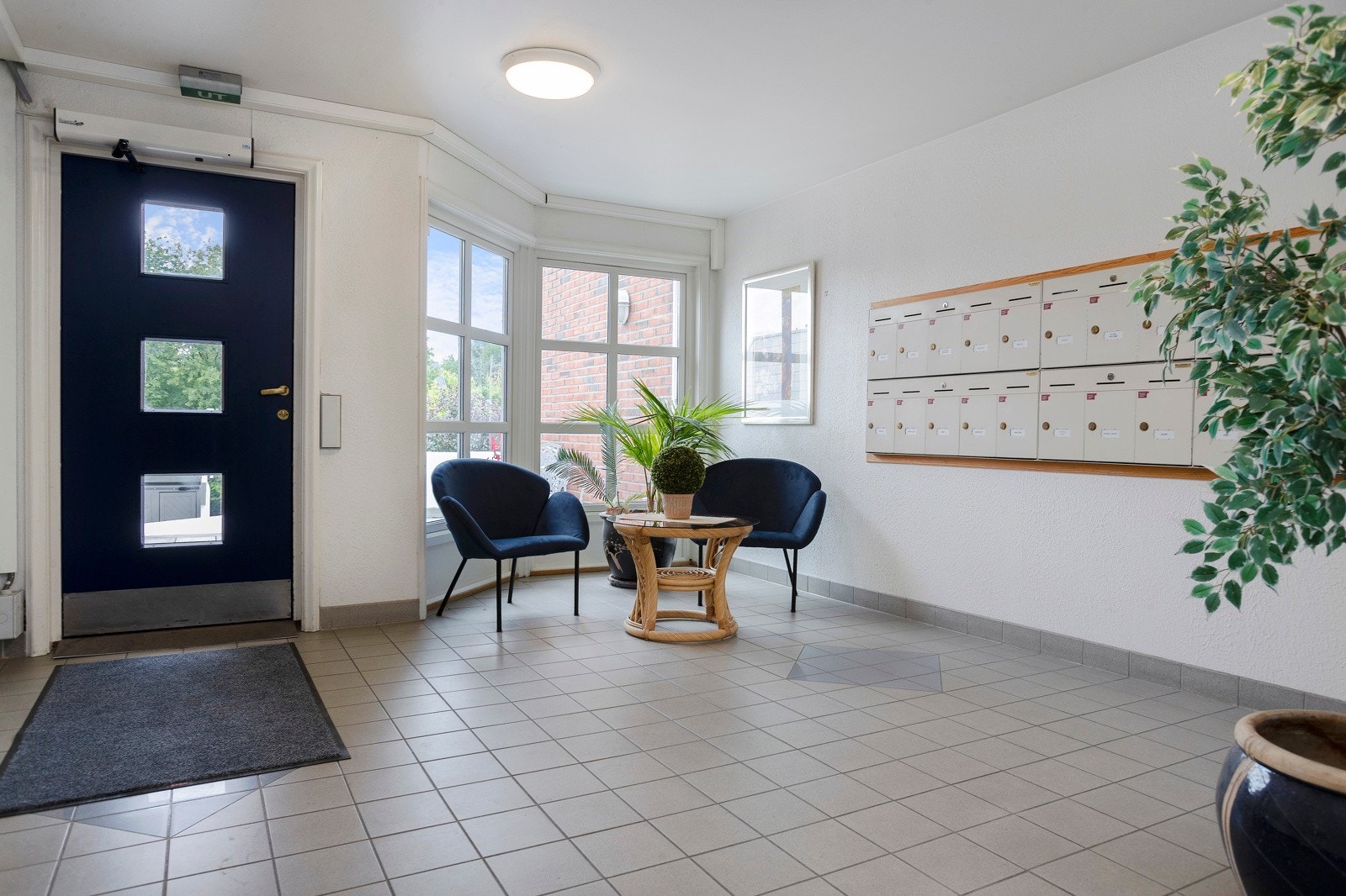 Lyst og pent felles inngangsparti Galleribilde