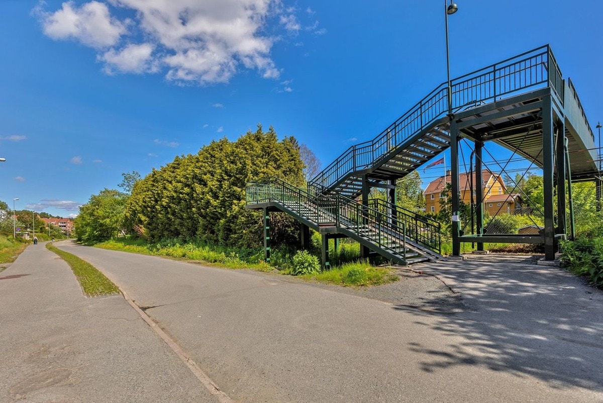 I enden av Jernbaneveien er det gangbro som leder over mot Strand, med bl.a hyggelige turområder langs sjøen. Galleribilde
