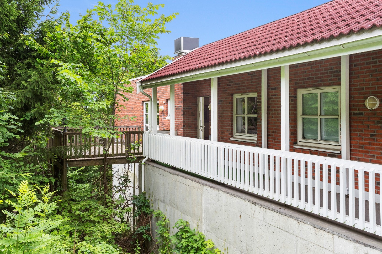 Jernbaneveien 121 - Leiligheten ligger i 5 etasje, med heisadkomst opp og privat utvendig adkomst Galleribilde