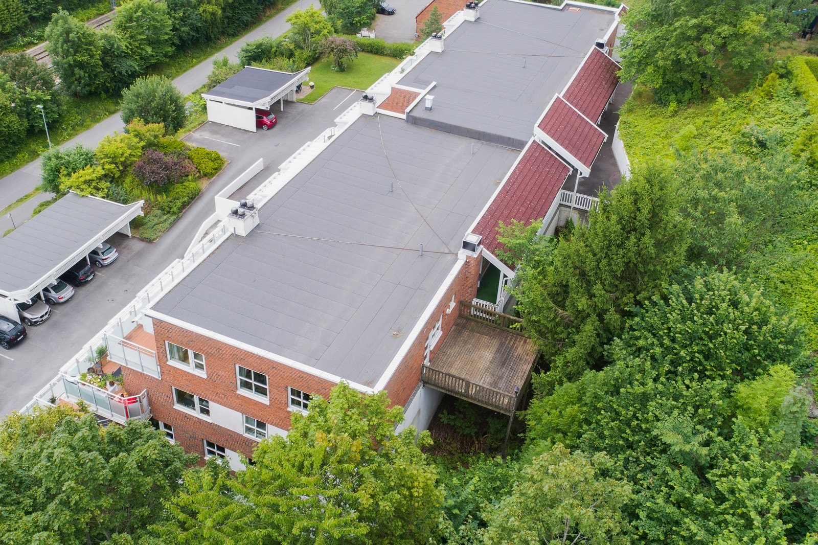 Jernbaneveien 121 - Terrassen ut fra kjøkkenet er meget privat og usjenert Galleribilde