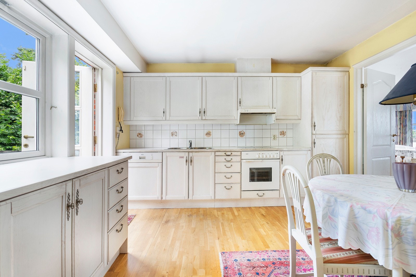 Kjøkkenet er lyst og romslig Galleribilde