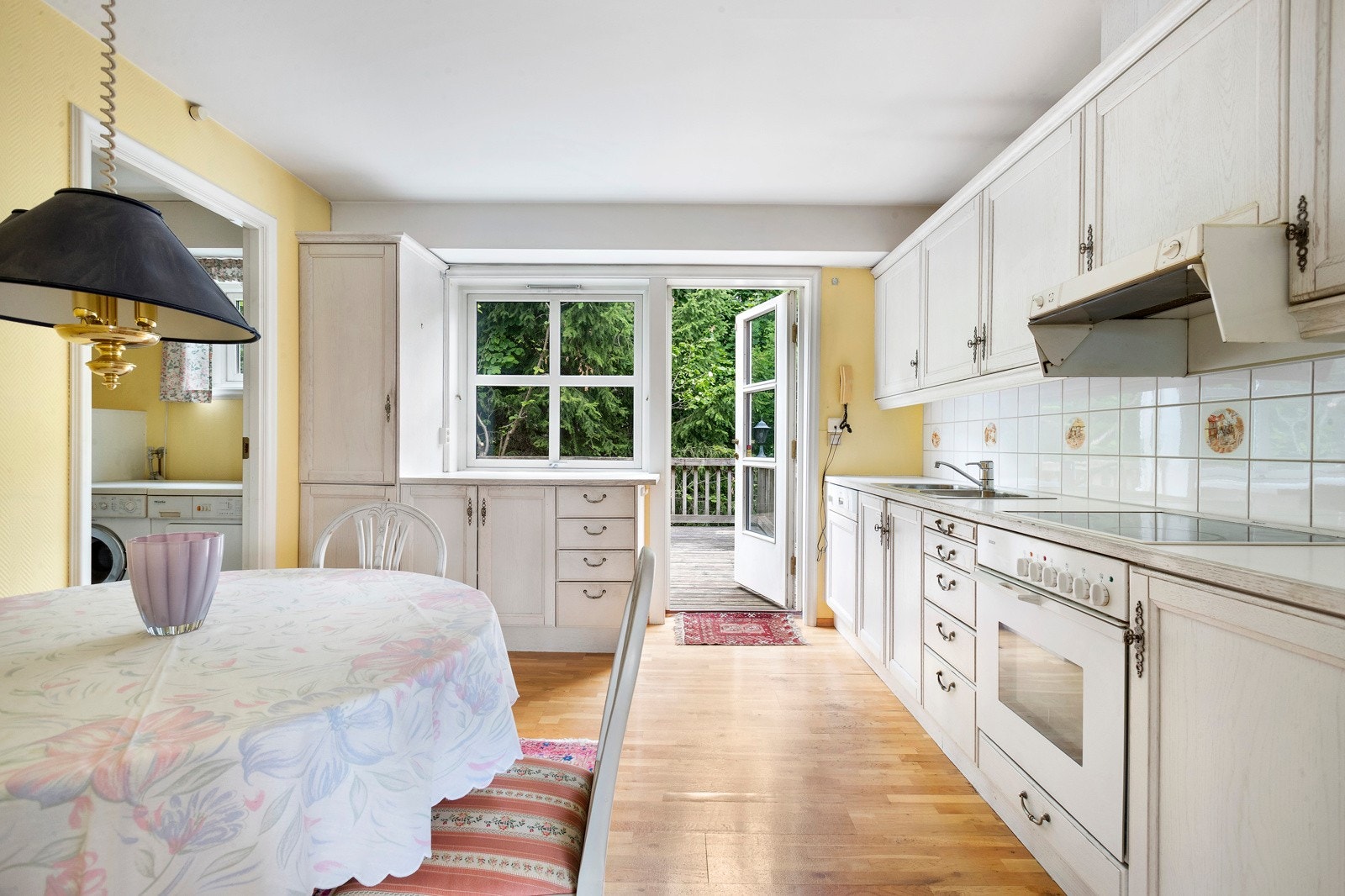 Kjøkkenet har utgang til en privat og meget usjenert terrasse på ca 35 kvm Galleribilde