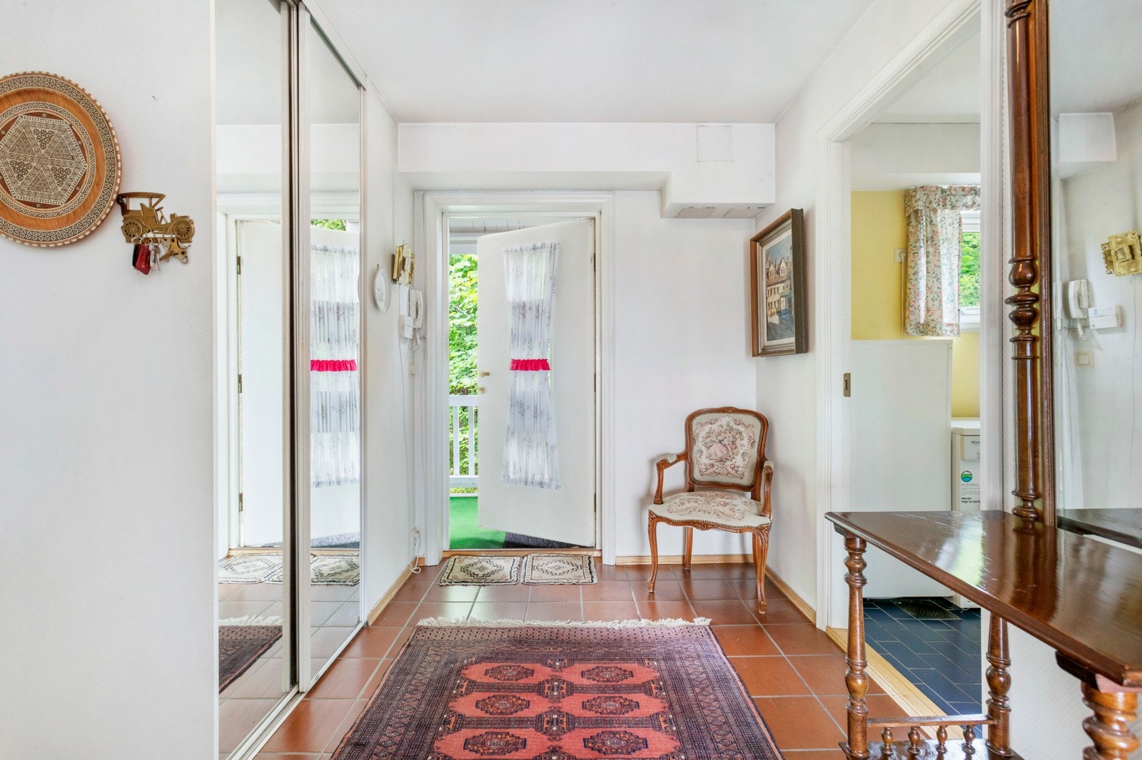 Entrè/ hall med skyvedørsgarderobe Galleribilde