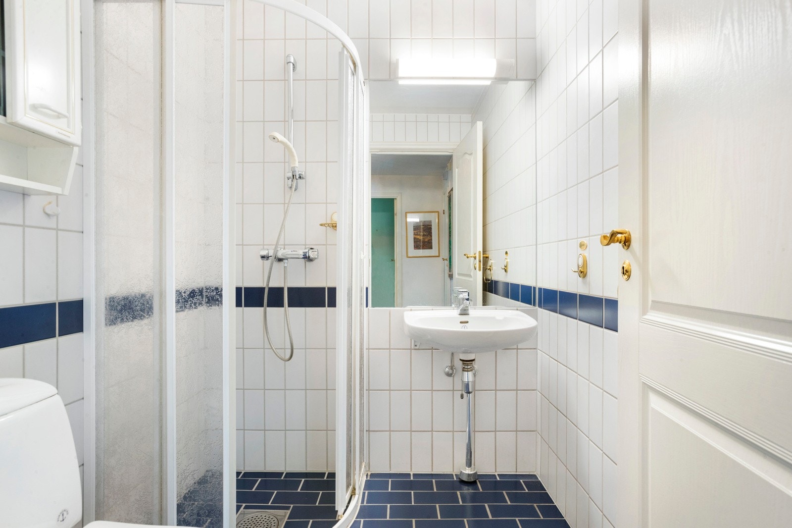 Bad 1 - Dusjbad/ wc - plassert vis a vis soverom 1, med adkomst fra hall Galleribilde